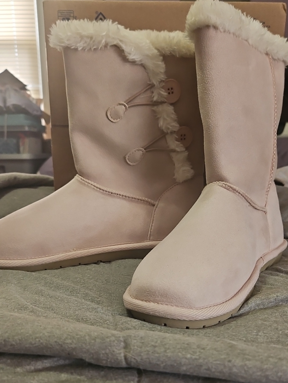 NWOT Women's Light Pink Faux Fur Button Winter Boots